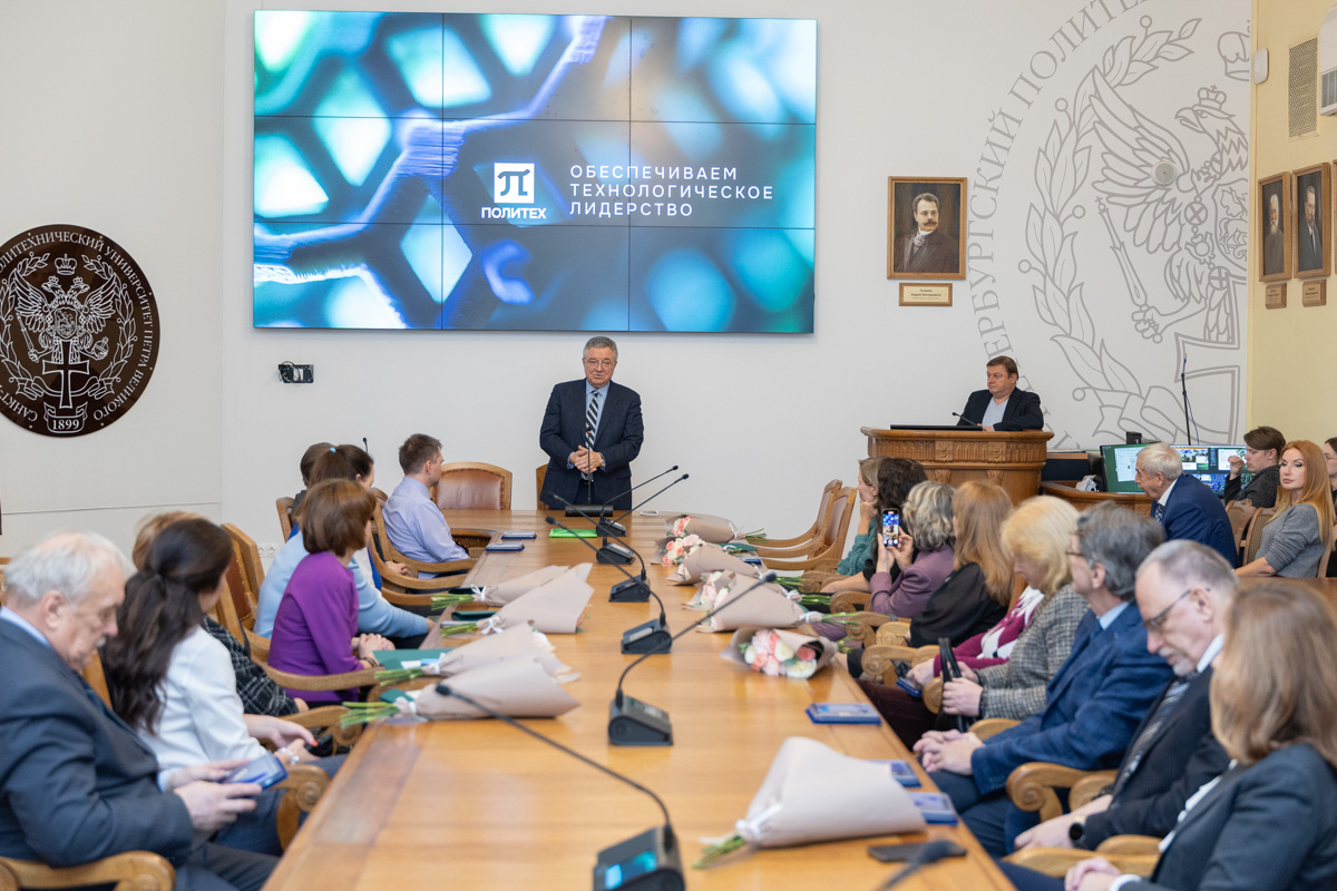 Преподавателям ФизМех вручены награды Минобнауки
