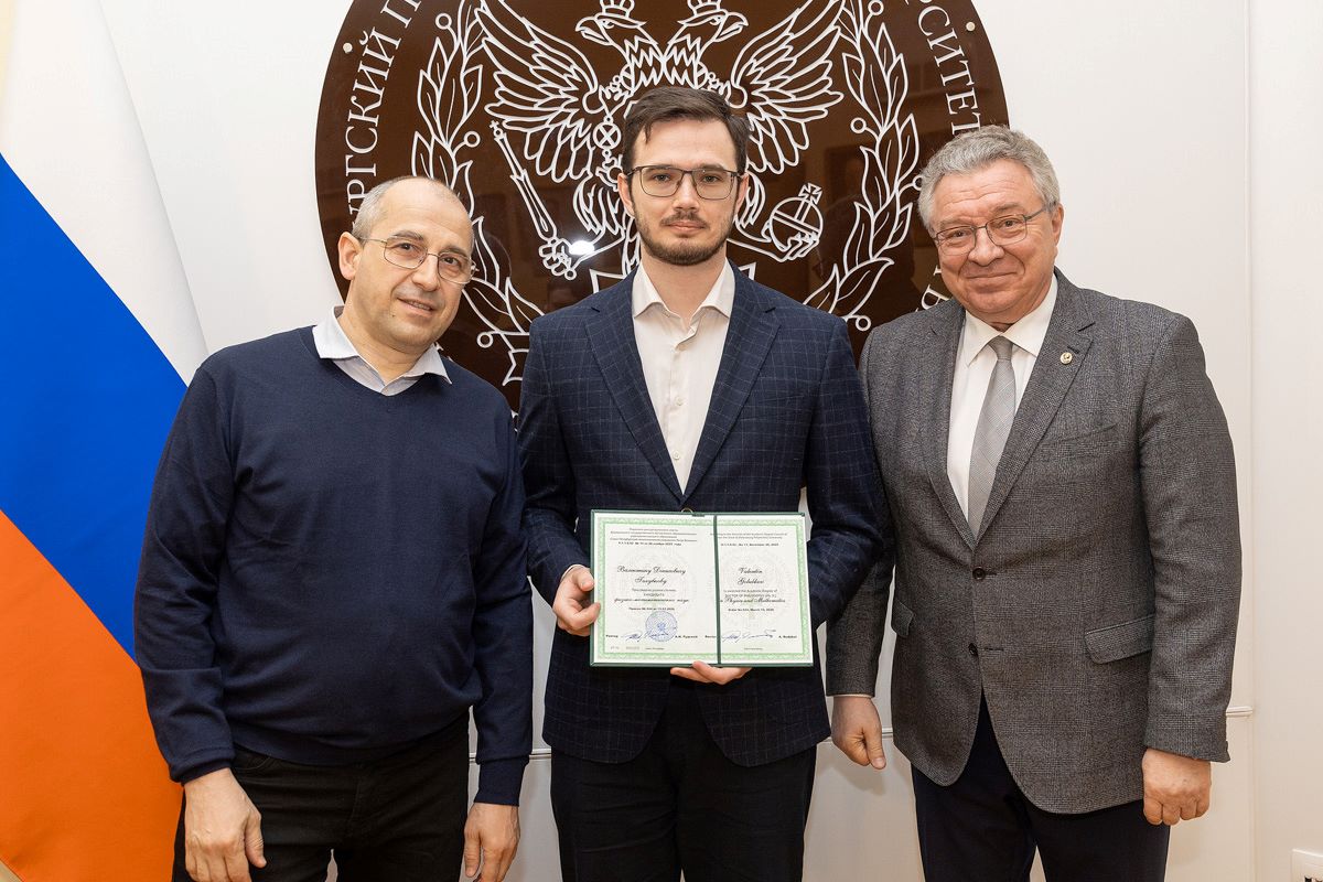 Вручение диплома о присвоении ученой степени старшему преподавателю ВШПМиВФ